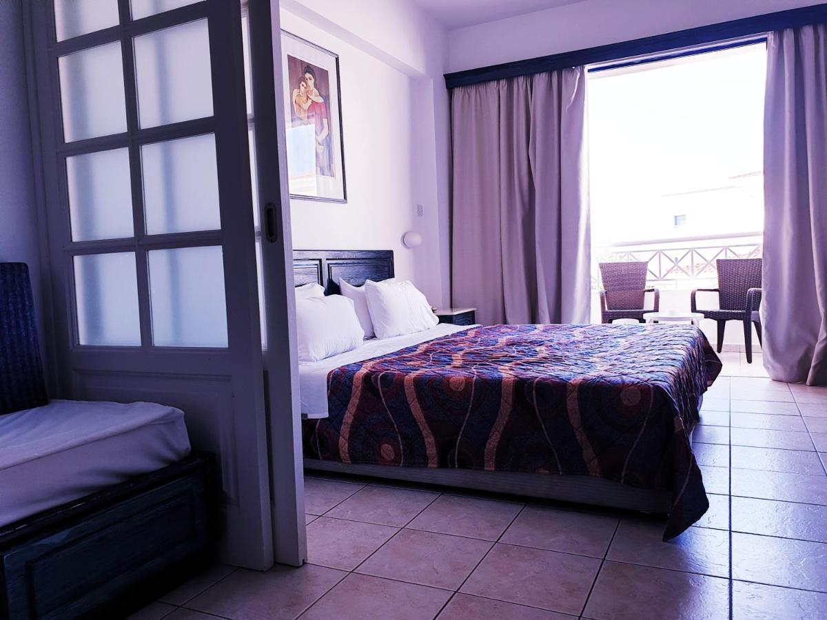 St. George Gardens & Suites Klorakas Zimmer foto